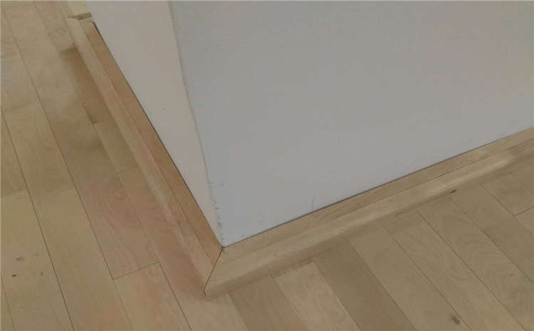 松木體育館實木地板多少錢一平米？