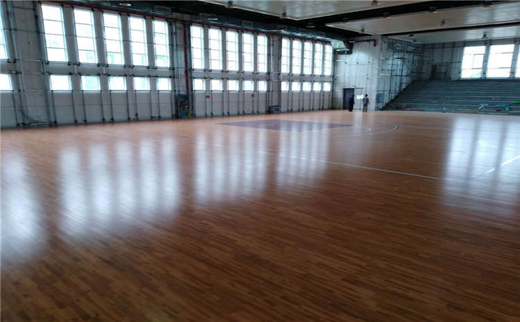 20厚風(fēng)雨操場地板翻新施工