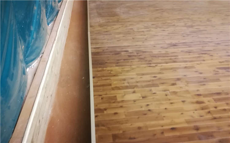 20厚風(fēng)雨操場(chǎng)地板多少錢(qián)一平米？